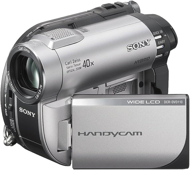 Sony DCR-DVD110E dvd-videocamera, zilver, schuin van voren met opengeklapt scherm en opschrift 40x Hybrid