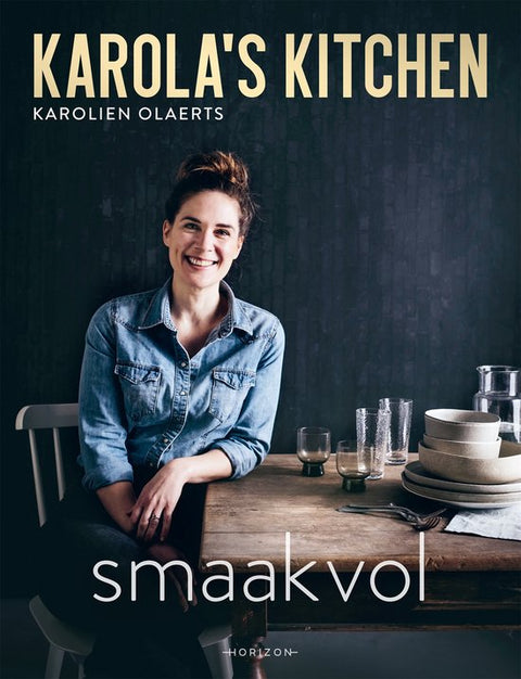 Karola's Kitchen: Smaakvol, Karolien Olaerts, donkere omslag met een lachende vrouw aan een houten tafel, tweedehands