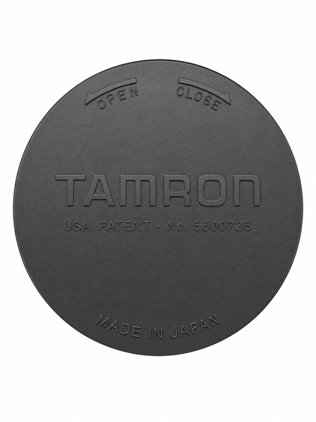 Tamron body cap voor Adaptall-2 lenssysteem, zwart met ingeperst Tamron-logo en pijlen Open en Close, voorkant