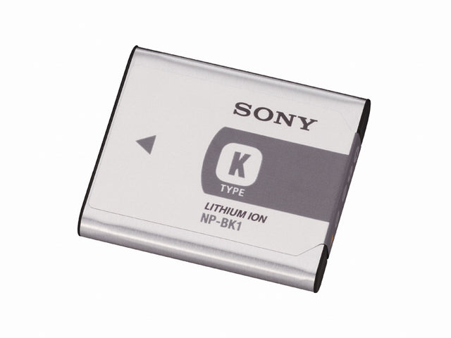 Sony NP-BK1 accu, zilver met grijs K Type-label en opdruk Lithium Ion NP-BK1, schuin vooraanzicht