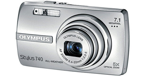 Olympus Stylus 740 digitale compactcamera, zilver, schuin van voren met 5x zoomlens, tweedehands