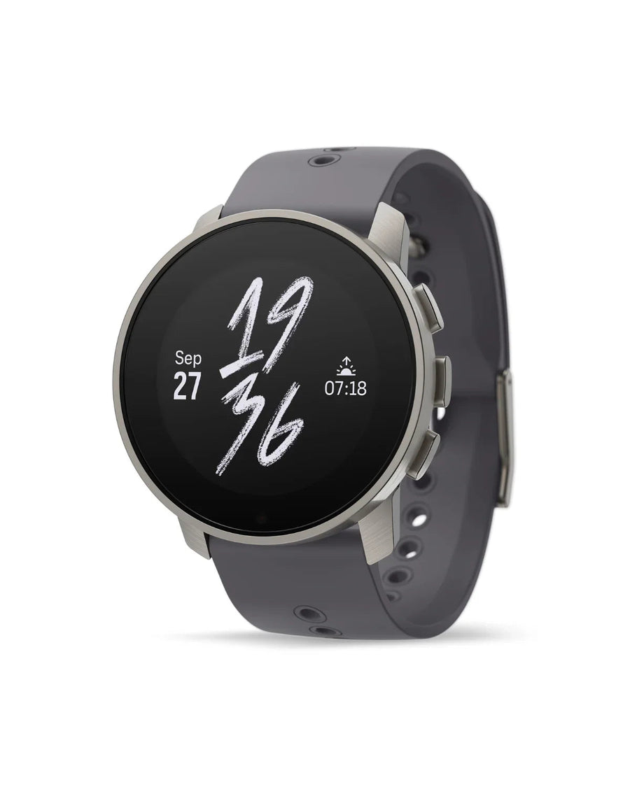 Suunto 9 Peak Pro GPS sporthorloge - Titanium Slate, titanium kast met grijze siliconen band, schuin vooraanzicht