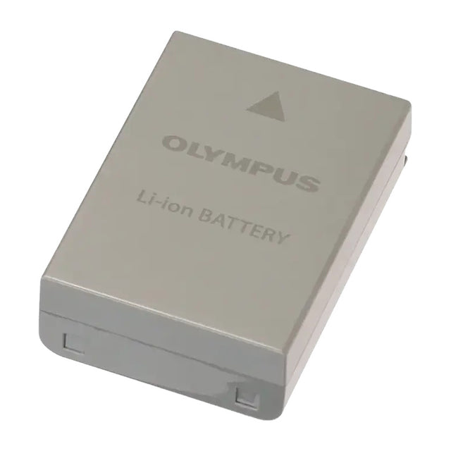 Olympus BLN-1 accu, grijze lithium-ion batterij met opdruk Olympus Li-ion Battery, schuin vooraanzicht