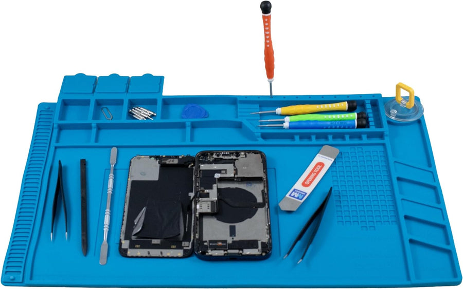 Siliconen reparatiemat, blauw, met vakjes, gereedschap en een opengeschroefde telefoon erop, bovenkant