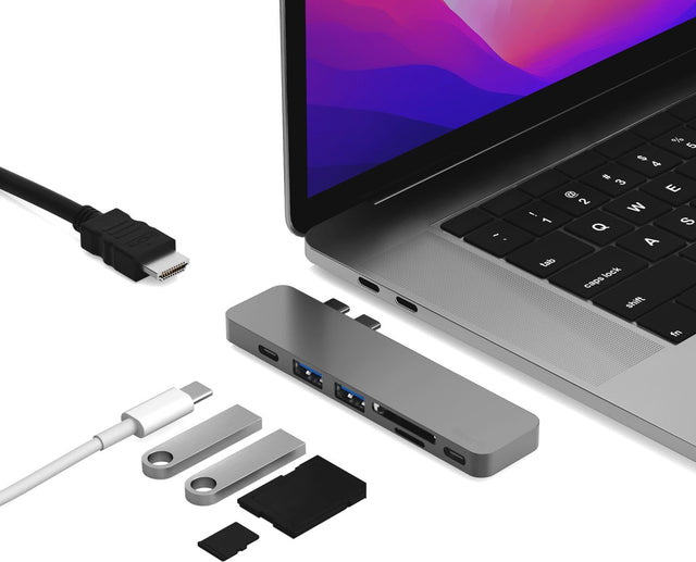 Thunderbolt 3 USB-C hub, grijs, aangesloten op een MacBook met kabel en geheugenkaarten