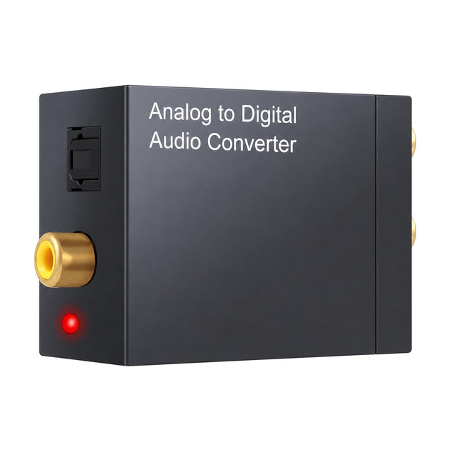 Zwarte analoog-naar-digitaal audioconverter met optische Toslink-uitgang, coaxiale uitgang en stroomlampje, op witte achtergrond