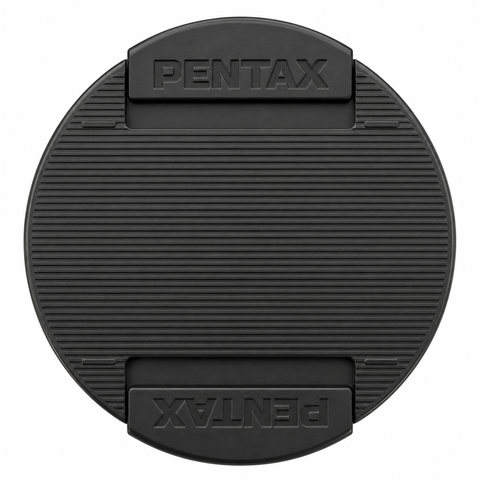 Pentax lensdop, zwart met geribbeld oppervlak en Pentax-logo op beide knijpgrepen
