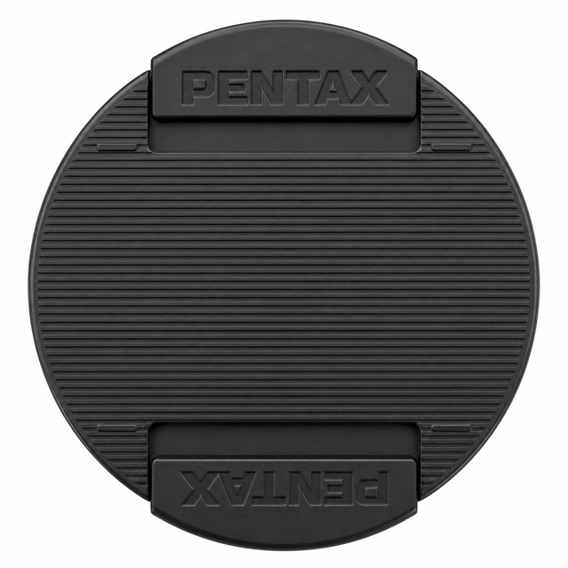 Pentax lensdop, zwart met geribbeld oppervlak en Pentax-logo op beide knijpgrepen