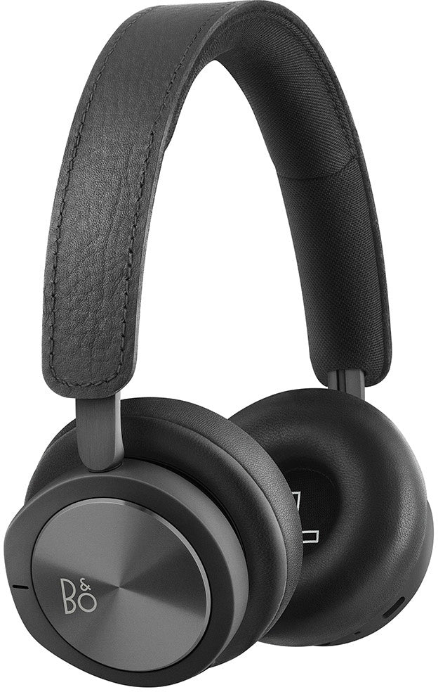 Bang & Olufsen Beoplay H8i koptelefoon, zwart, zijaanzicht met logo op de oorschelp