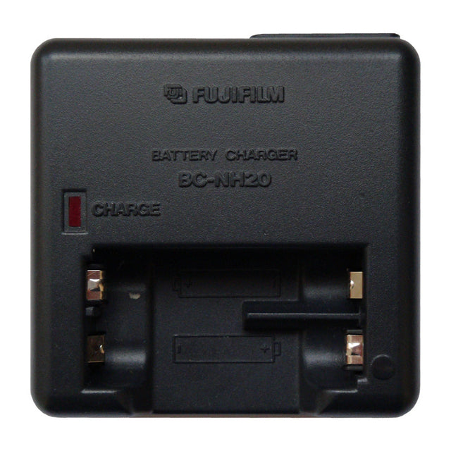 Fujifilm BC-NH20 acculader voor NH-20 accu en oplaadbare AAA batterijen, zwart, bovenaanzicht met leeg laadvak