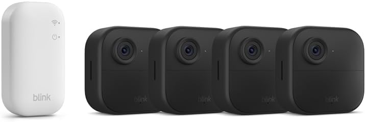 Blink Outdoor 4 beveiligingscamera systeem, zwart, vier camera's en witte Sync Module Core naast elkaar
