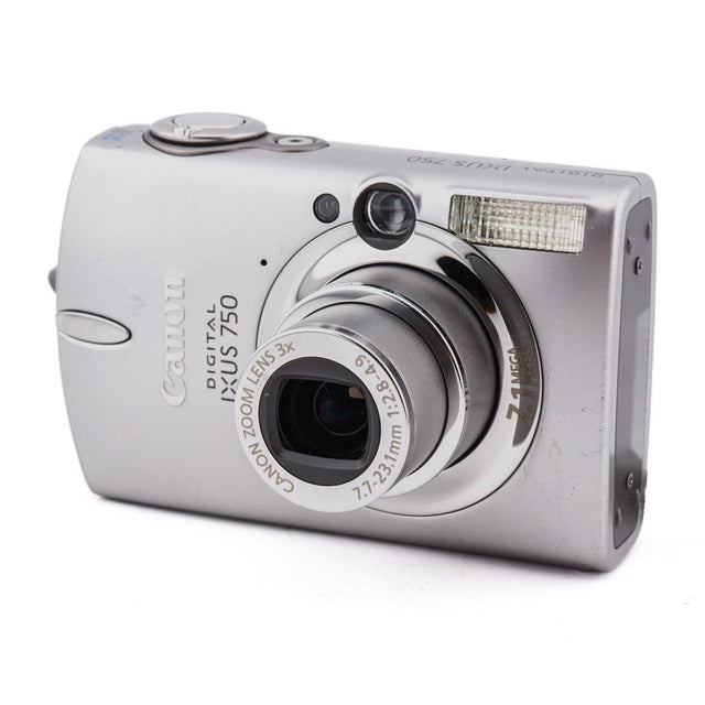 Canon Digital IXUS 750 digitale compactcamera, zilver, schuin van voren met 3x zoomlens, tweedehands