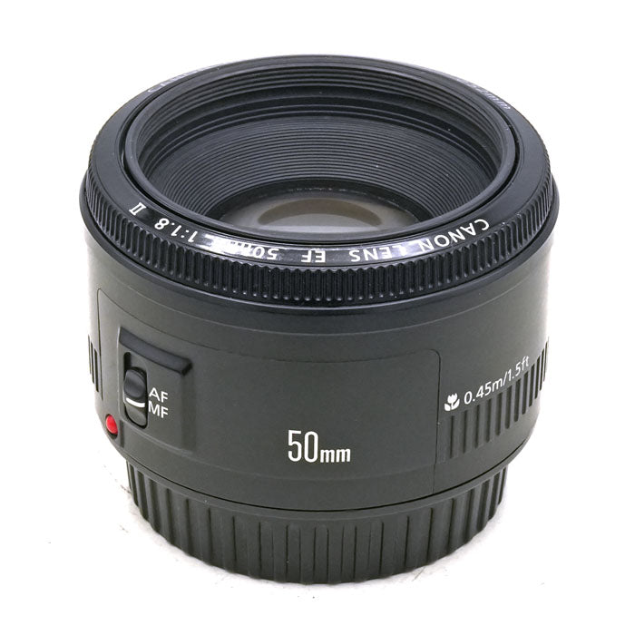Canon EF 50mm f/1.8 II lens, zwart, schuin van voren met AF MF-schakelaar en opschrift 50mm