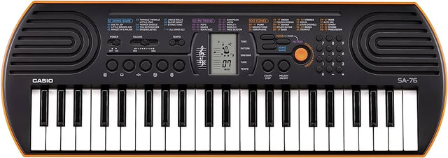 Casio SA-76 compact mini keyboard, zwart met oranje, bovenaanzicht