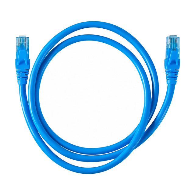 Blauwe CAT6 netwerkkabel van 3 meter in een lus met twee doorzichtige RJ45-stekkers