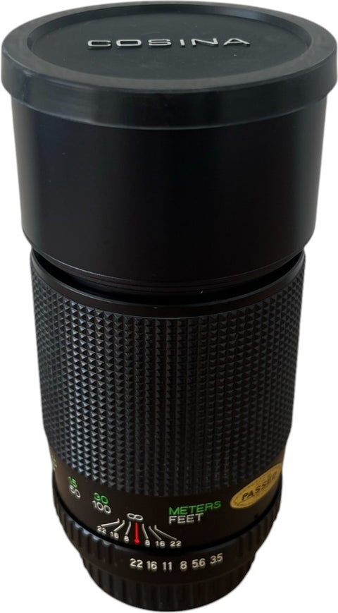 Cosina Cosinon MC Auto 200mm f/3.5 telelens voor Pentax K-vatting, zijkant met Cosina-lensdop en diafragmaring