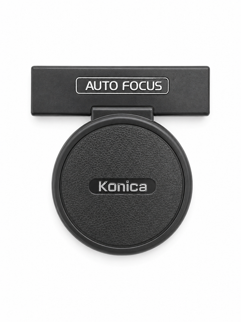 Konica lensdop voor Auto Focus camera, zwart lederlook met Konica-logo en Auto Focus-plaatje op de bovenrand, voorkant
