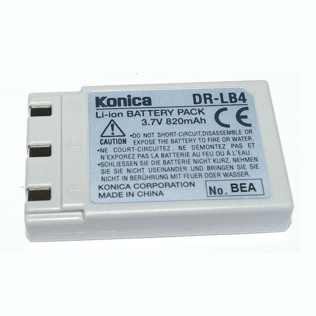Konica DR-LB4 accu, grijze lithium-ion batterij met opdruk Konica DR-LB4 Li-ion Battery Pack 3,7 V 820 mAh, schuin vooraanzicht