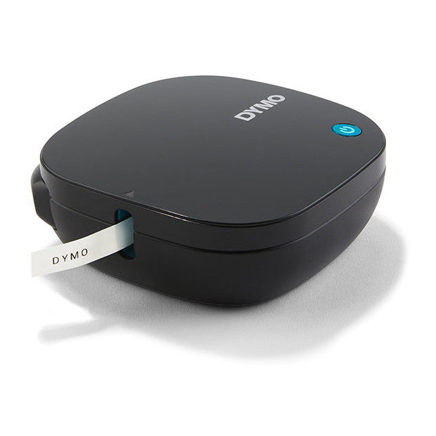Dymo LetraTag 200B bluetooth labelprinter, zwart, schuin van voren met een label dat eruit komt