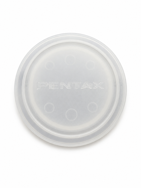 Pentax achterlensdop voor Pentax 645 middenformaat, doorschijnend wit met ingeperst Pentax-logo, voorkant