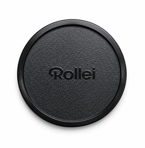 Rollei achterlensdop voor QBM-mount, zwart lederlook met ingeperst Rollei-logo, voorkant