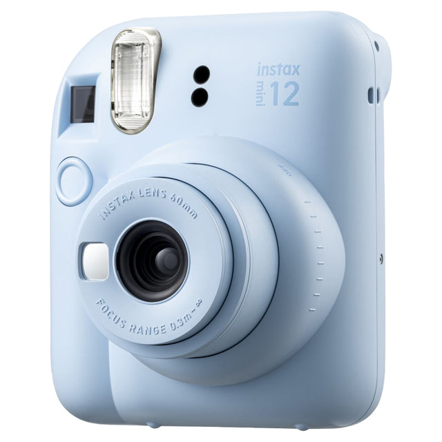 Fujifilm Instax Mini 12 instant camera, blauw Pastel Blue, voorkant schuin met lens en flitser