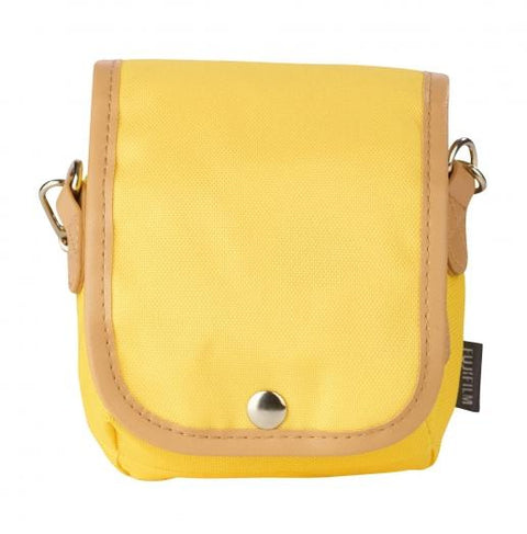 Fujifilm Instax Mini 8/9 case geel, gele stoffen cameratas met bruine rand en drukknop, voorkant