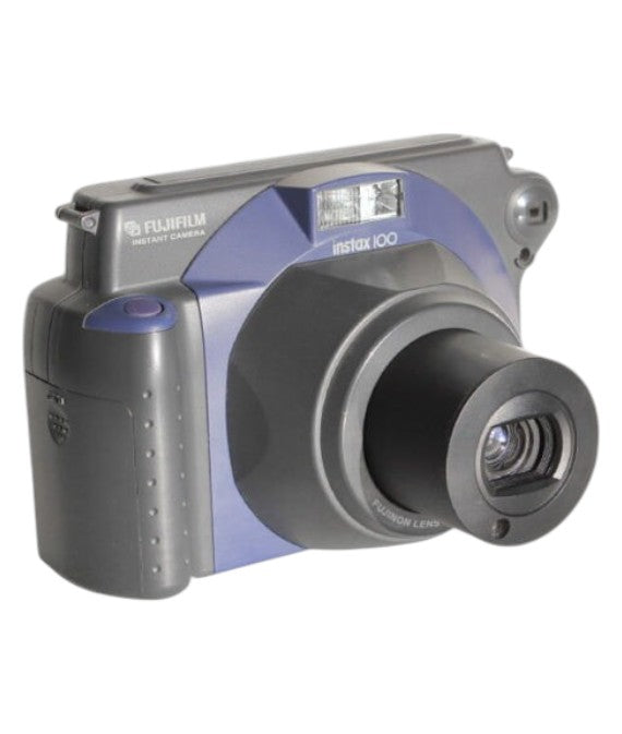 Fujifilm Instax Wide 100 instant camera, zwart-blauw, schuin van voren met uitgeschoven lens