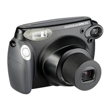 Fujifilm Instax Wide 210 instant camera, zwart, schuin van voren met uitgeschoven lens