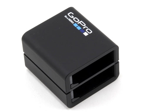 GoPro Dual Battery Charger AHBBP-401 voor HERO4, zwarte lader met GoPro-logo en twee accuvakken, schuin van voren