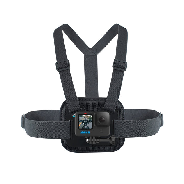 GoPro Chesty V2 Performance Chest Mount, zwart borstharnas met een GoPro-camera erop gemonteerd, voorkant