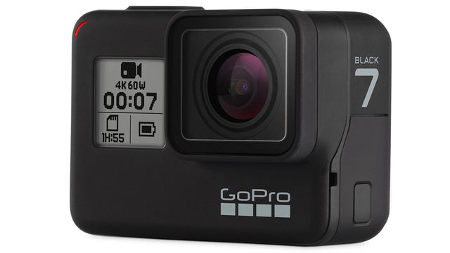 GoPro HERO7 Black actioncamera, zwart, schuin van voren met statusscherm en opschrift Black 7