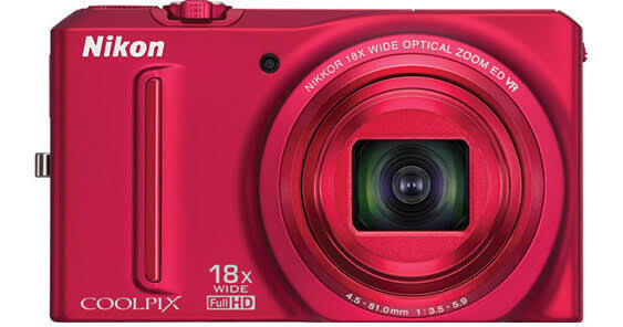 Nikon Coolpix S9100 compactcamera, rood, voorkant met Nikkor 18x zoomlens en Full HD-opschrift