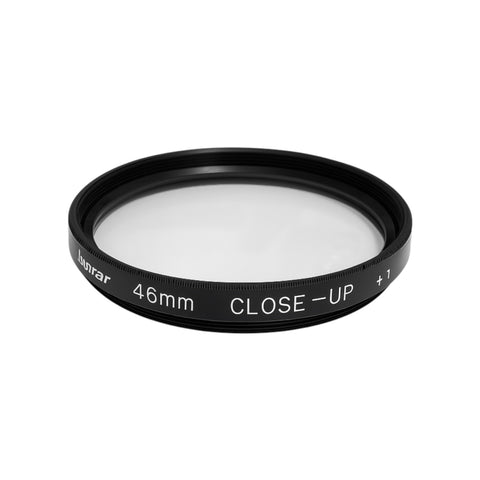 Izumar 46 mm close-up filter +1 diopter, helder filterglas, schuin van voren met opdruk 46mm Close-Up +1