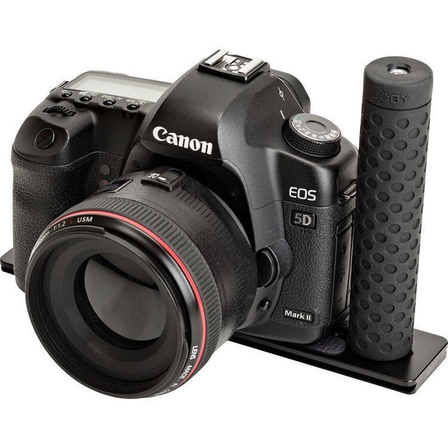 JOBY Pro Series Hand Grip met UltraPlate 208 voor DSLR, zwart, gemonteerd aan een camera ter illustratie