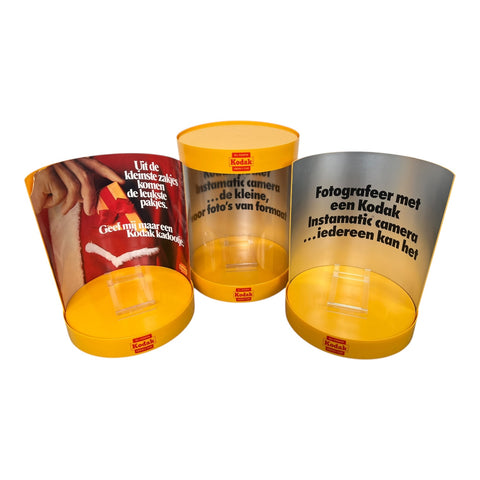 Kodak vintage winkelvitrine display set van 3, drie gele ronde vitrines met bedrukte wanden, tweedehands