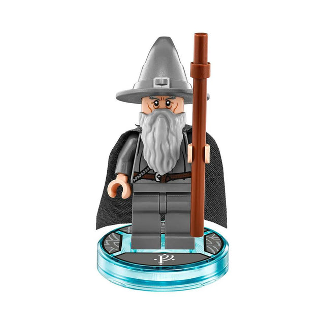 LEGO Dimensions Gandalf minifiguur, grijze tovenaar met hoed, baard en bruine staf op een blauw speelvoetje, tweedehands