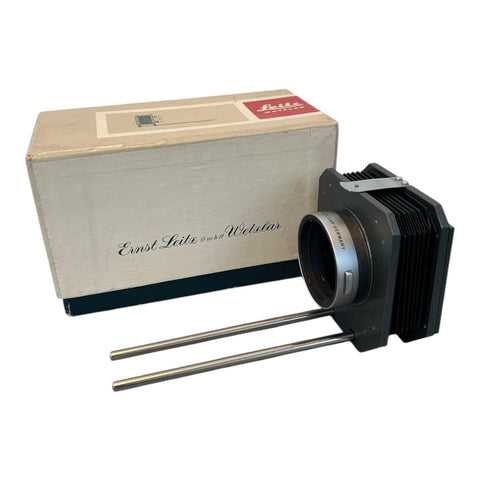 Leica Leitz 16557 Q Bellows Extension, met geleiderails naast de Ernst Leitz Wetzlar-doos, tweedehands