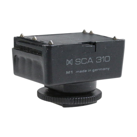 Metz SCA 310 hotshoe-adapter voor Canon analoge camera's met FD-vatting, zwarte adapter met opschrift SCA 310 M1