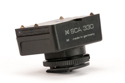 Metz SCA 330 adapter voor Minolta XG en XD, zwart, zijkant met opdruk SCA 330