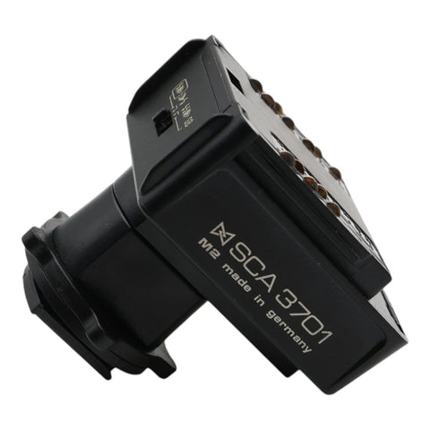 Metz SCA 3701 M2 hotshoe-adapter voor Pentax AF-camera's, zwarte adapter met opschrift SCA 3701 M2 made in germany
