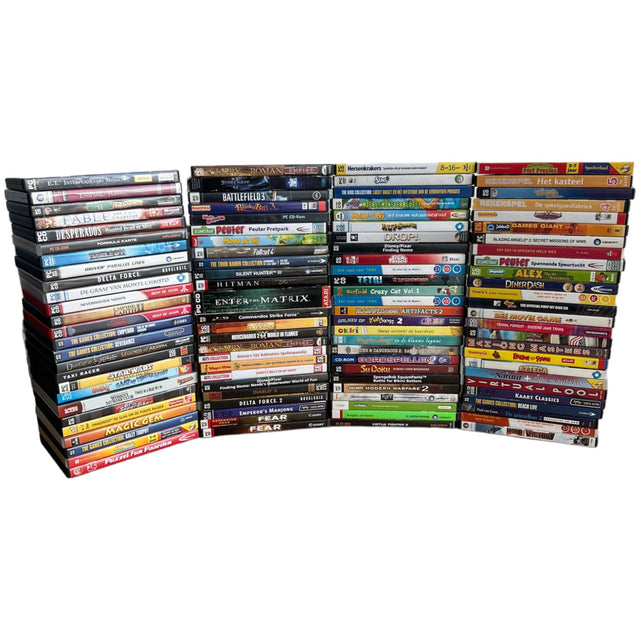 Mega lot van 100 pc-games lot 4, overzicht van vier stapels pc-spellen in doosjes, tweedehands