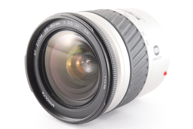 Minolta AF Zoom 28-80mm f/3.5-5.6 lens voor Minolta AF en Sony A-mount, zilver, schuin van voren met opschrift AF Zoom 28-80mm 1:3.5(22)-5.6