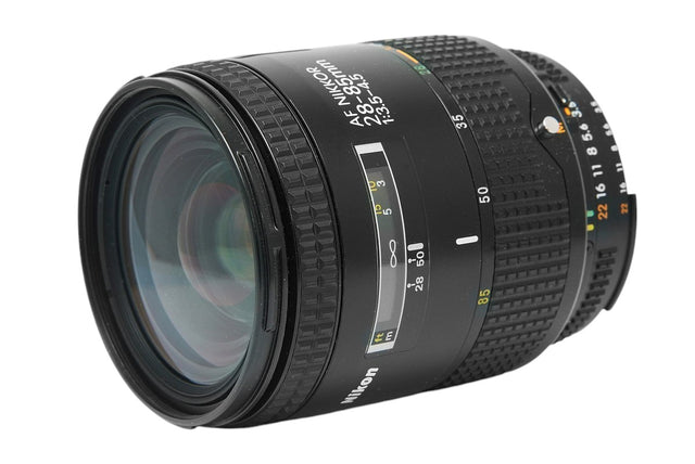 Nikon AF Nikkor 28-85mm f/3.5-4.5 zoomlens, schuin van voren met diafragmaring, tweedehands