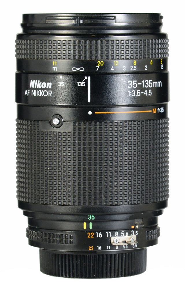 Nikon AF Nikkor 35-135mm f/3.5-4.5 zoomlens, zijkant met scherpstelschaal, tweedehands