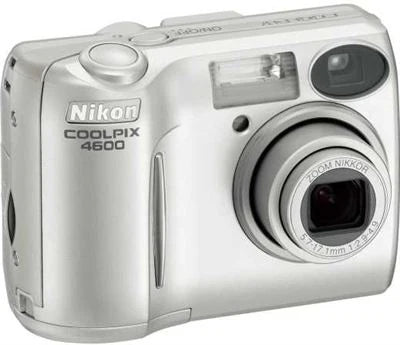 Nikon Coolpix 4600 compactcamera, zilver, voorkant met Zoom Nikkor-lens en flitser, tweedehands