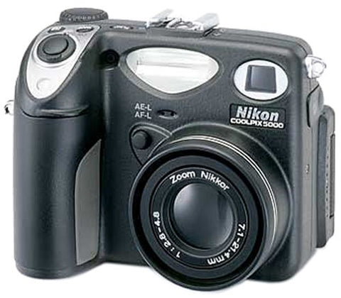 Nikon Coolpix 5000 digitale compactcamera, zwart, voorkant schuin met Zoom Nikkor-lens, tweedehands