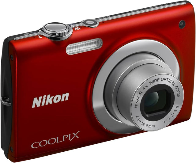 Nikon Coolpix S2500 digitale compactcamera, rood, schuin vooraanzicht met 4x zoomlens