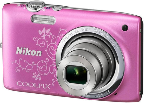 Nikon Coolpix S2700 digitale compactcamera, roze met lineart-bloemmotief, voorkant schuin met 6x Nikkor-zoomlens