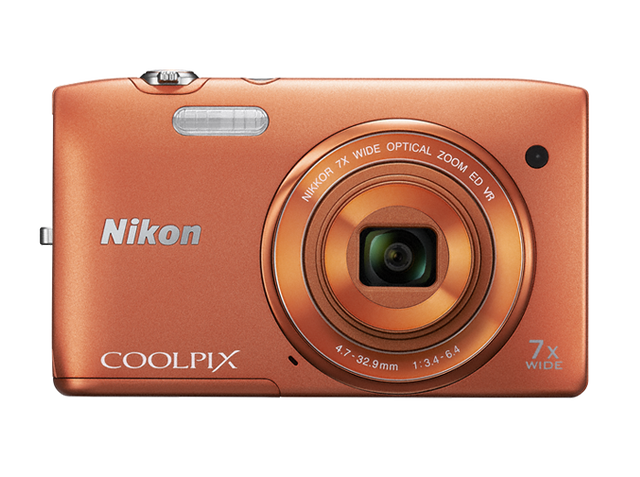 Nikon Coolpix S3500 digitale compactcamera, oranje, voorkant met 7x Nikkor-groothoekzoomlens